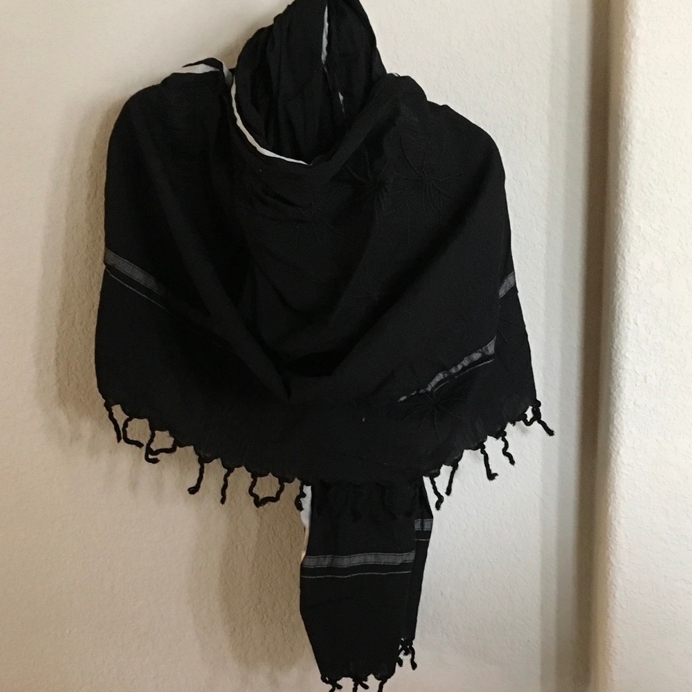 GORGEOUS AUTHENTIC LEIGH & LUCCA SCARF